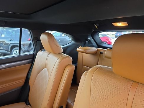 Used 2021 Toyota Highlander Platinum image 15