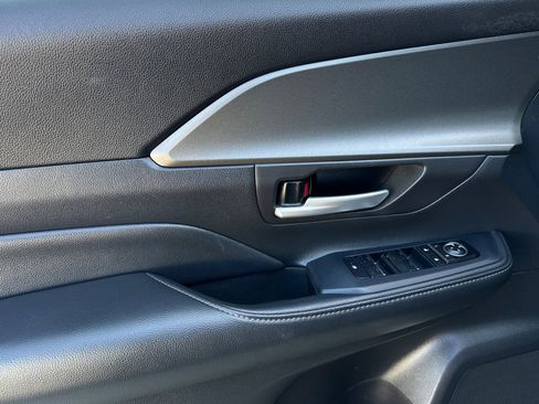 Used 2025 Toyota Grand Highlander AWD image 13