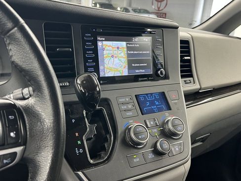 Used 2020 Toyota Sienna XLE w/ XLE Navigation Package image 11