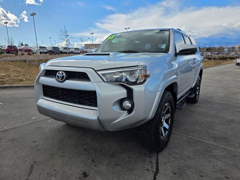 Used 2018 Toyota 4Runner TRD Off-Road image 3