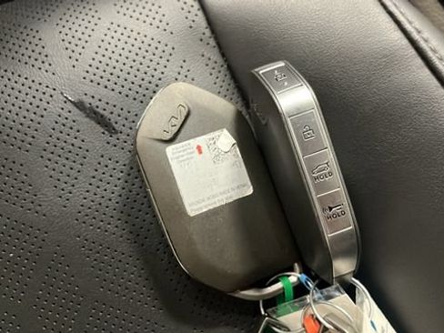 Used 2025 Kia Carnival EX FWD image 20