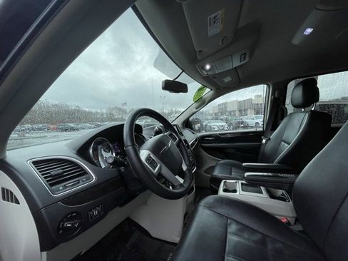 Used 2016 Chrysler Town & Country Touring image 11
