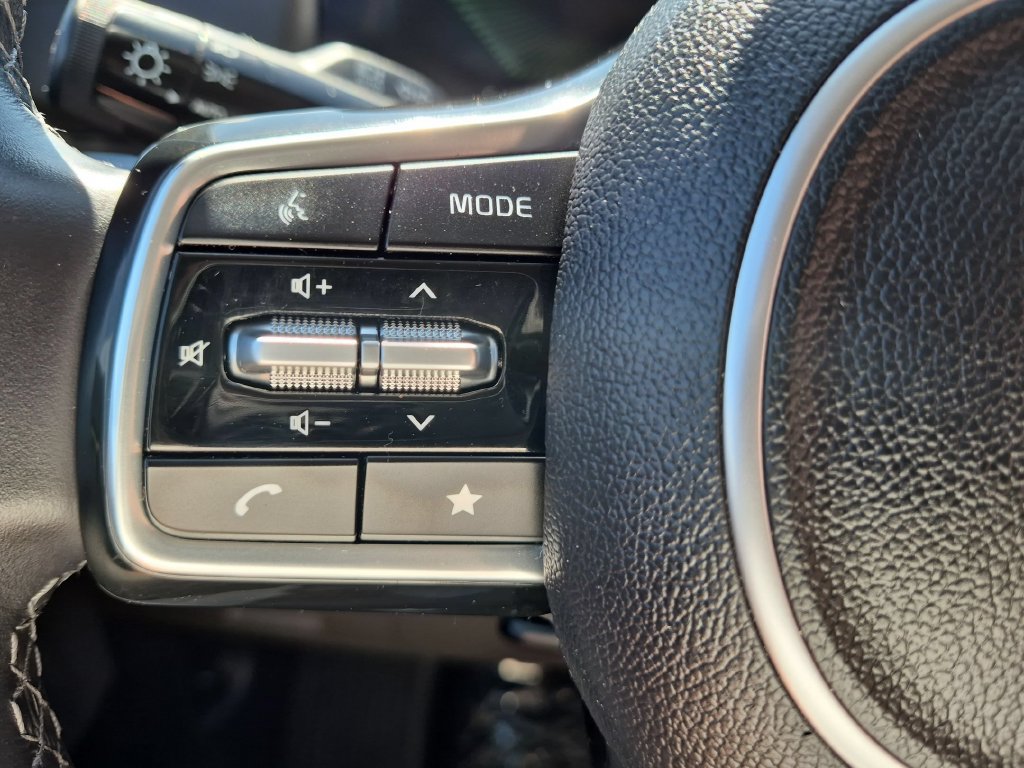 Used 2025 Kia Carnival FWD image 21
