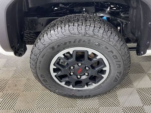 Used 2025 Toyota Tacoma 4x4 Double Cab image 9