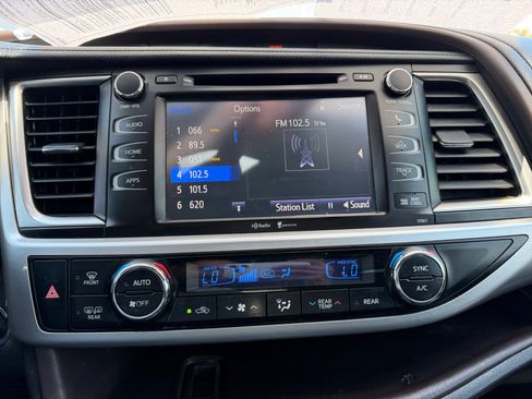 Used 2015 Toyota Highlander XLE AWD/4WD image 12