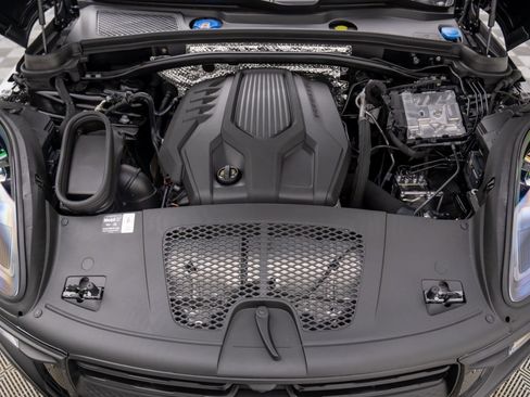 Certified 2025 Porsche Macan image 28