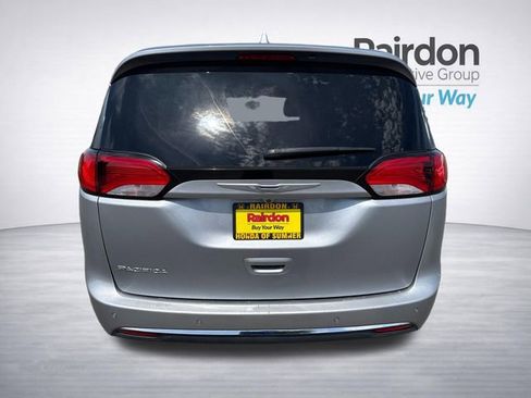 Used 2017 Chrysler Pacifica Touring-L FWD image 6