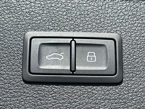 Used 2025 Audi Q5 2.0T Premium w/ Convenience Plus Package image 19