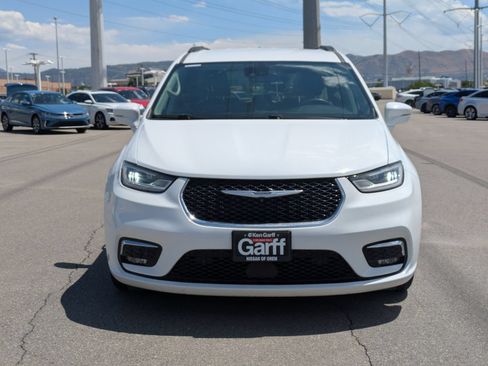 Used 2022 Chrysler Pacifica Touring-L w/ Uconnect Theater Family Group FWD image 8