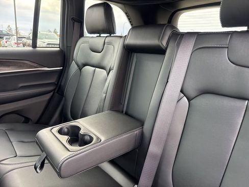 New 2025 Jeep Grand Cherokee Limited w/ Black Appearance Package image 18