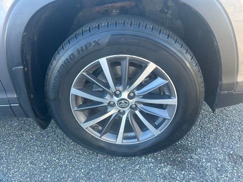 Used 2018 Toyota Highlander XLE image 3