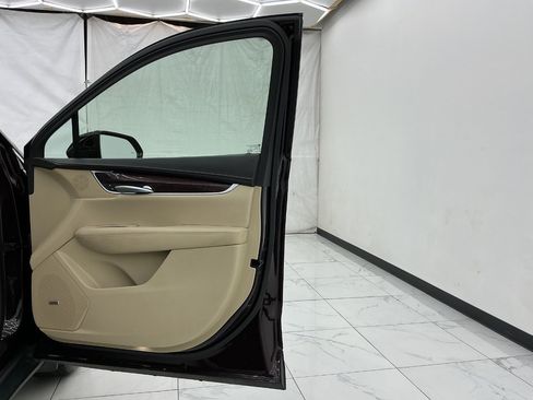 Used 2018 Cadillac XT5 Luxury w/ Driver Awareness Package FWD image 19