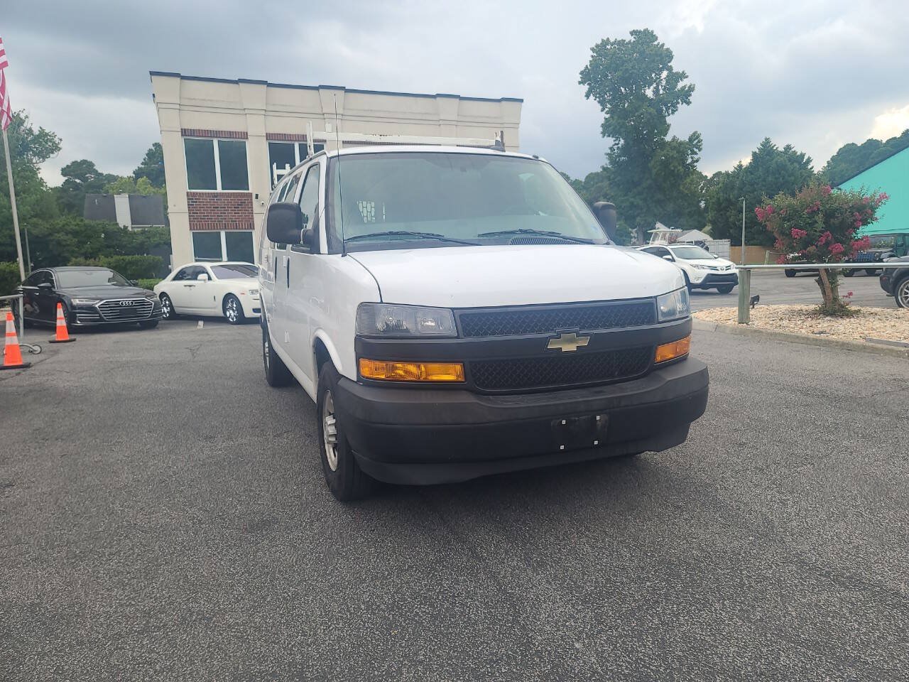 Used 2018 Chevrolet Express 2500 RWD image 1