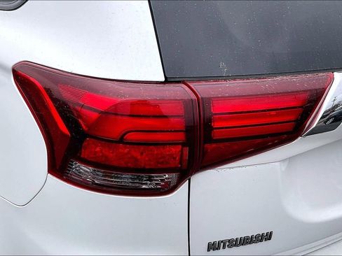 Used 2019 Mitsubishi Outlander ES image 33