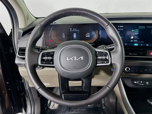 Used 2025 Kia Carnival FWD image 12