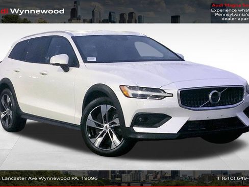 Used 2022 Volvo V60 T5 Cross Country image 1
