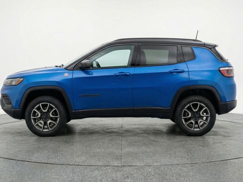 Used 2025 Jeep Compass Trailhawk image 5