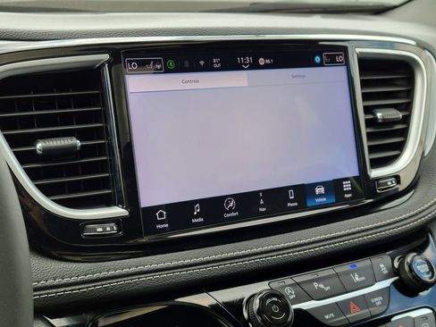 Used 2025 Chrysler Pacifica Limited FWD image 20