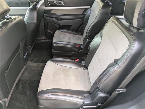 Used 2017 Ford Explorer XLT w/ Equipment Group 202A AWD/4WD image 18