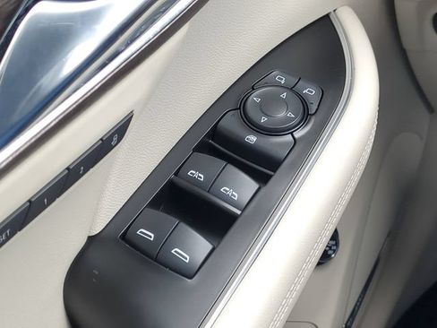 Used 2023 Buick Envision Avenir AWD/4WD image 17