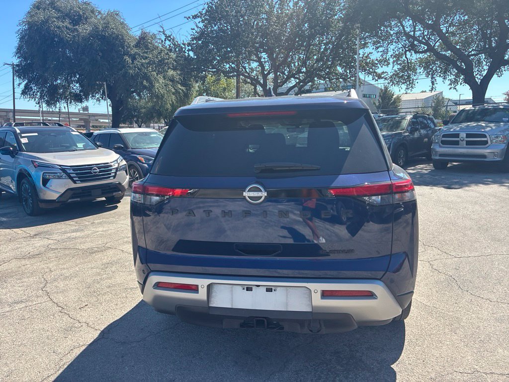 Used 2025 Nissan Pathfinder Platinum w/ Lighting Package (N92) FWD image 3