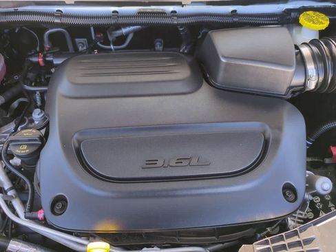 Used 2024 Chrysler Pacifica Touring-L image 7