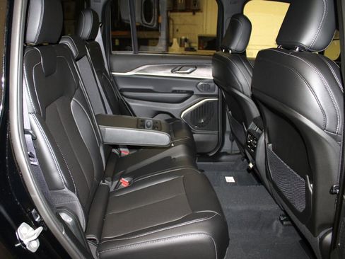 New 2025 Jeep Grand Cherokee Limited w/ Luxury Tech Group II image 35