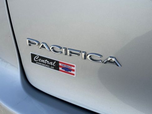Used 2024 Chrysler Pacifica Touring-L image 6