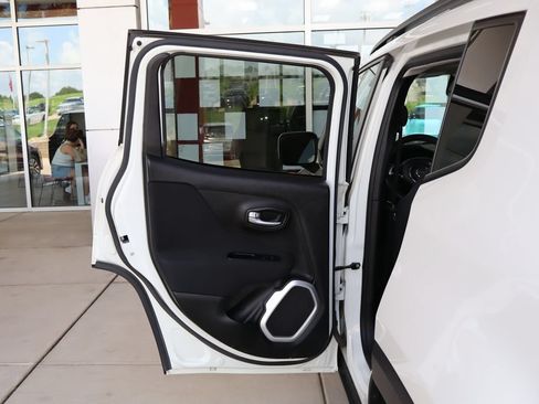 Used 2019 Jeep Renegade Latitude FWD image 32