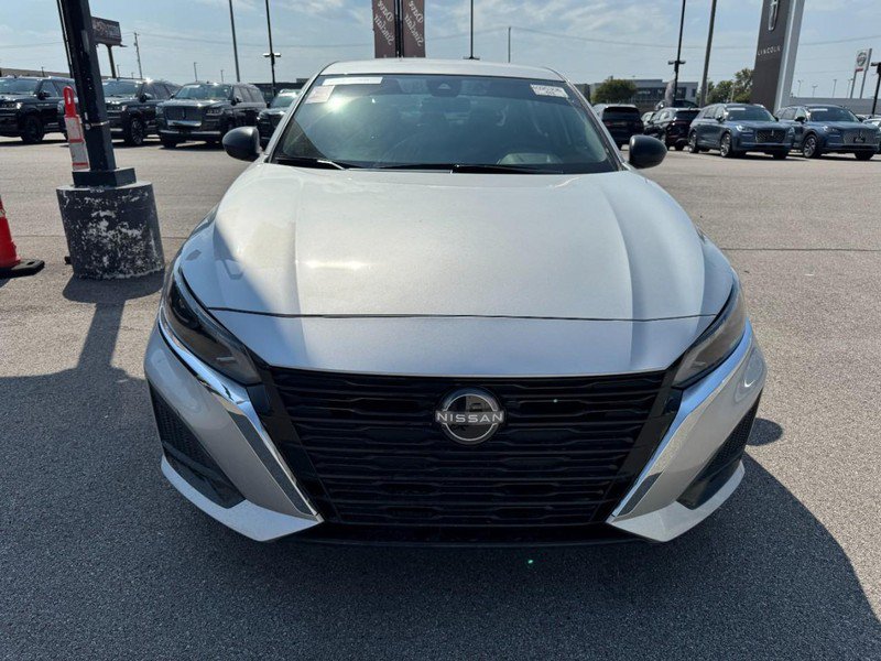 Used 2025 Nissan Altima 2.5 SV FWD image 2