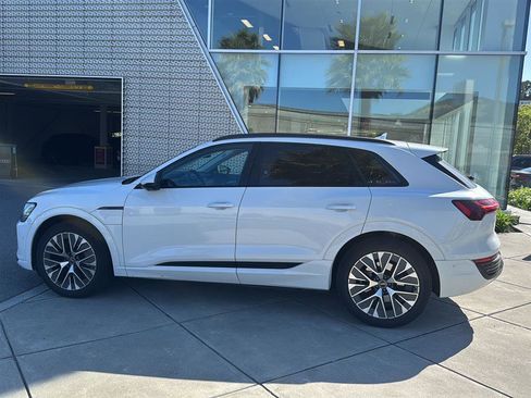 Used 2024 Audi Q8 e-tron Prestige w/ Prestige Package image 9