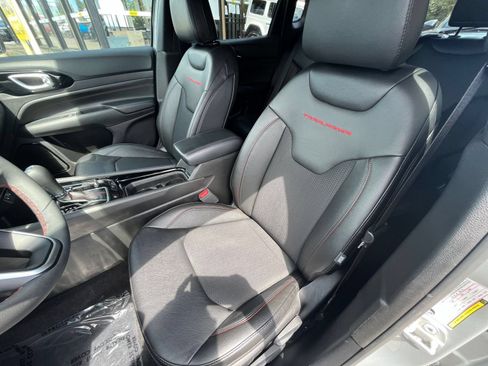 Used 2025 Jeep Compass Trailhawk AWD/4WD image 36