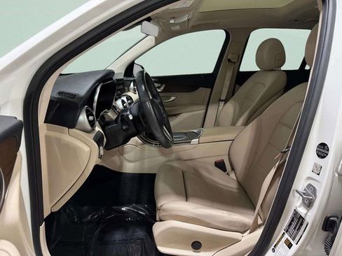 Used 2021 Mercedes-Benz GLC 300 4MATIC w/ Premium Package image 24