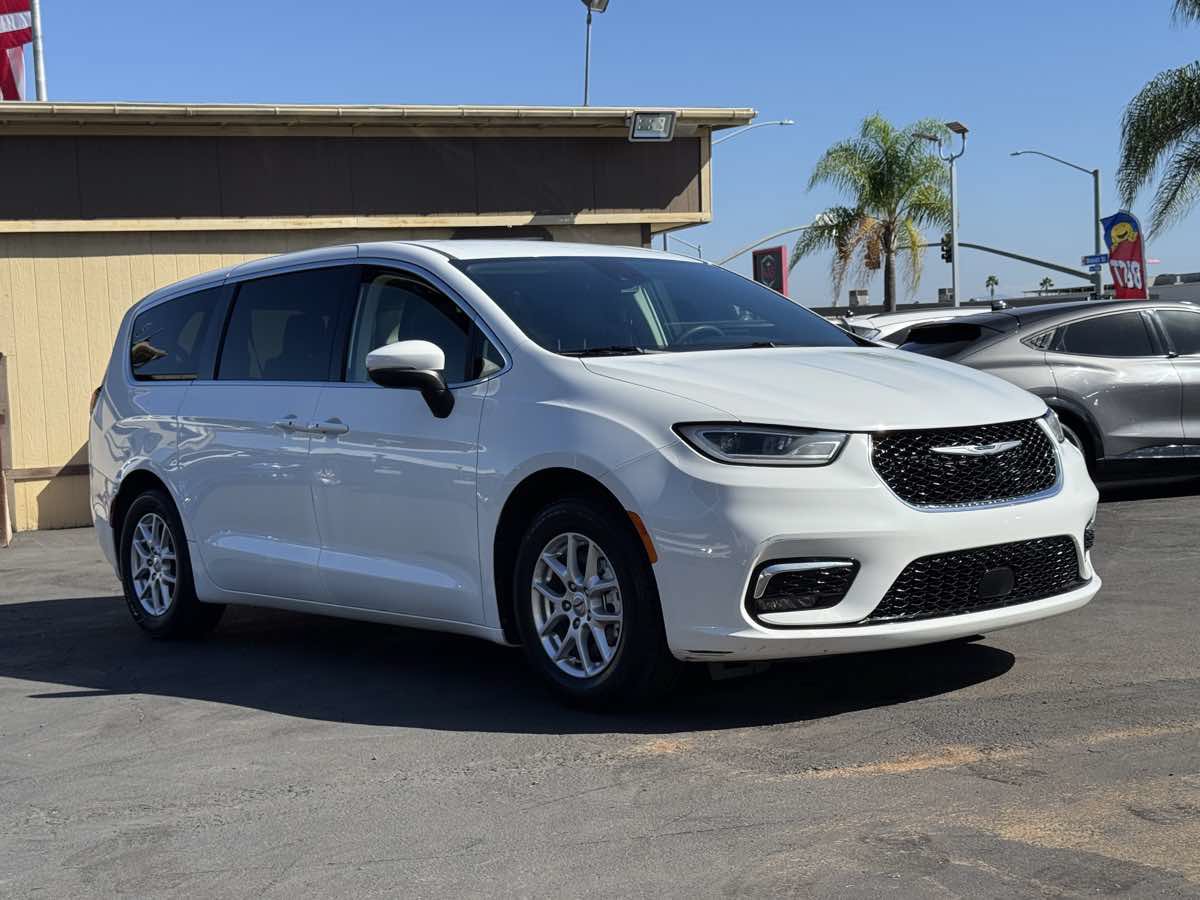Used 2023 Chrysler Pacifica Touring-L FWD image 4