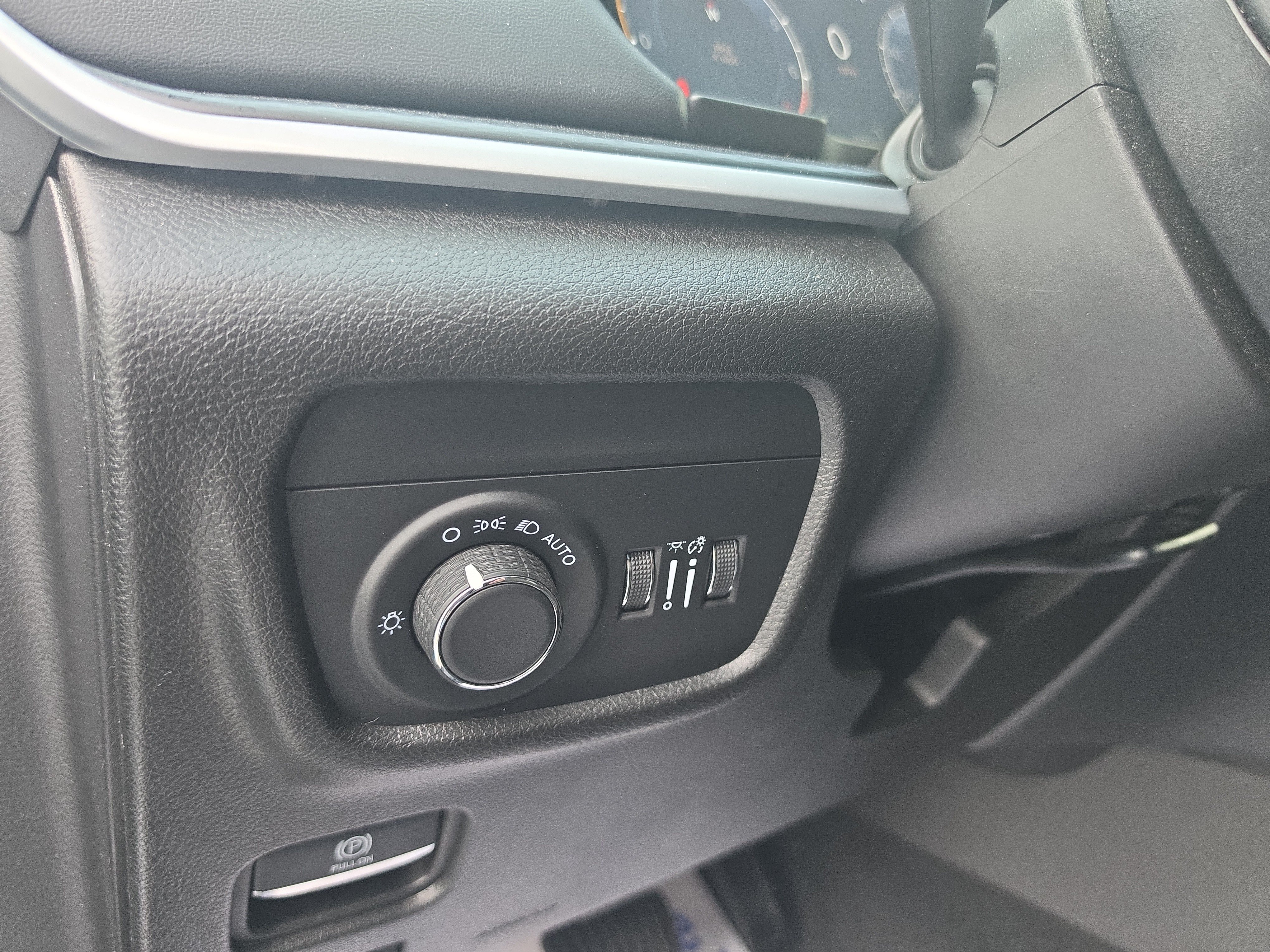 Used 2025 Jeep Grand Cherokee Altitude AWD/4WD image 17