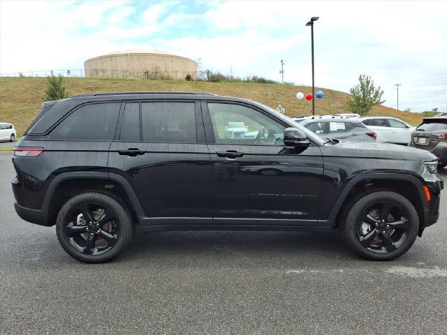 Used 2025 Jeep Grand Cherokee Limited w/ Black Appearance Package AWD/4WD image 4