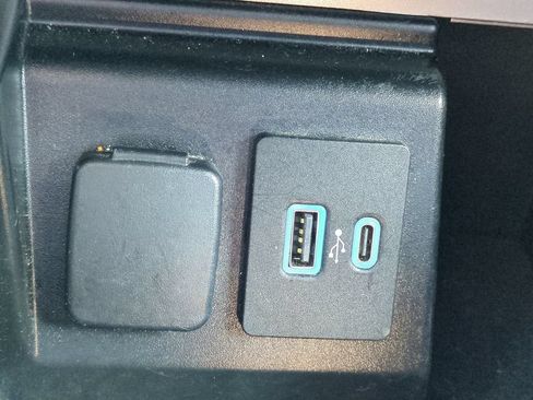 Used 2021 Ford Explorer Limited w/ Equipment Group 301A RWD image 21