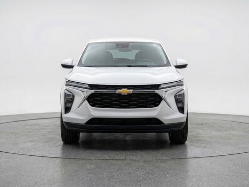 Used 2025 Chevrolet Trax LT w/ LT Convenience Package FWD image 2