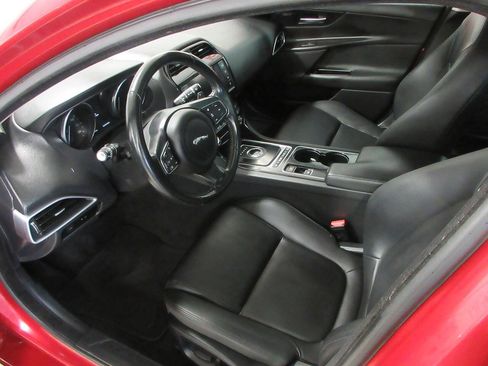 Used 2017 Jaguar XE Premium image 7