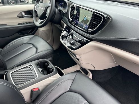 Used 2024 Chrysler Pacifica Select image 17