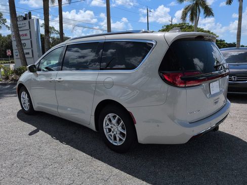 Used 2021 Chrysler Pacifica Touring-L w/ Premium & Safety Sphere Group FWD image 7