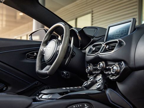 Used 2022 Aston Martin V8 Vantage Roadster RWD image 38