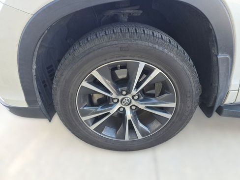 Used 2016 Toyota Highlander XLE image 9