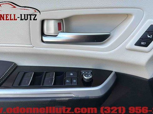Used 2025 Toyota Sienna Platinum image 19