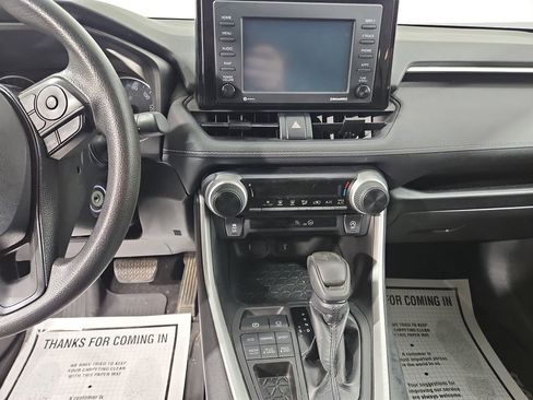 Used 2020 Toyota RAV4 LE image 17