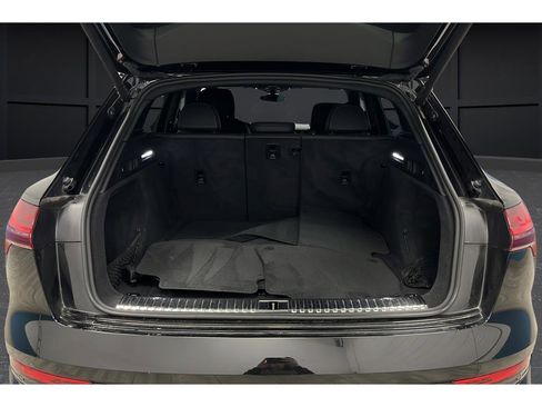 Used 2022 Audi e-tron Premium w/ Towing Package image 33