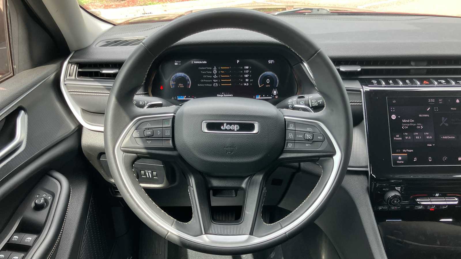 Used 2023 Jeep Grand Cherokee Laredo AWD/4WD image 11