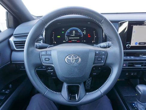 Used 2025 Toyota Camry SE image 3