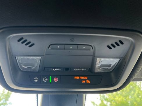 Used 2023 Chevrolet Traverse LT FWD image 7