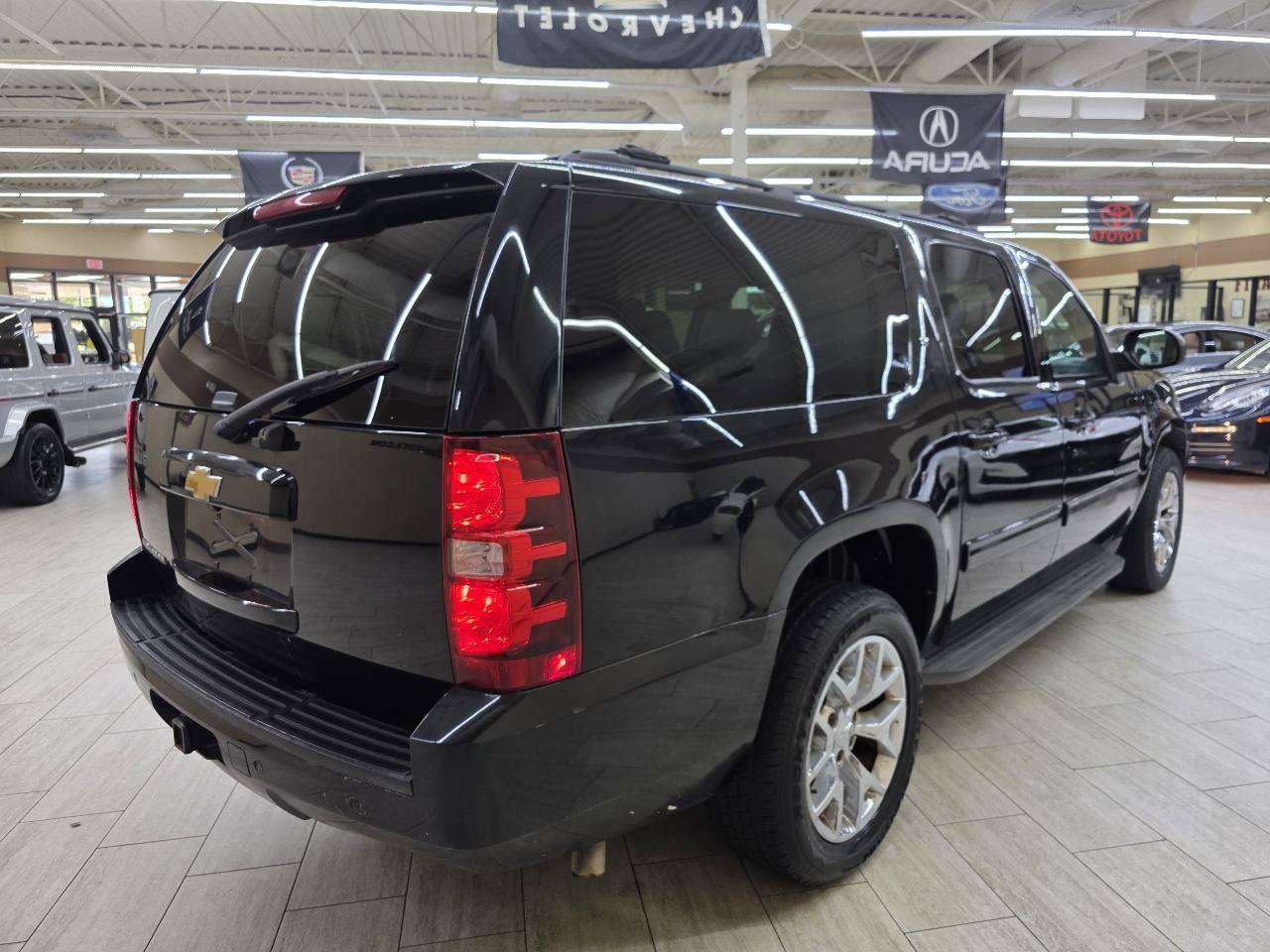 Used 2013 Chevrolet Suburban LT RWD image 6